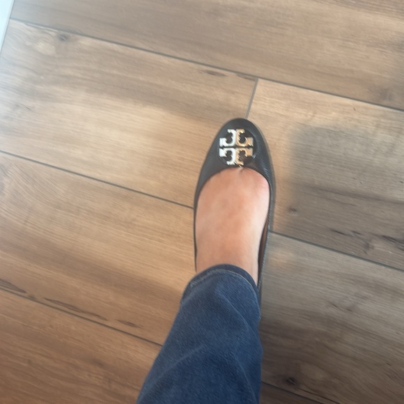 Black Tory Burch flats with silver emblem size 9 - Picture 5 of 7